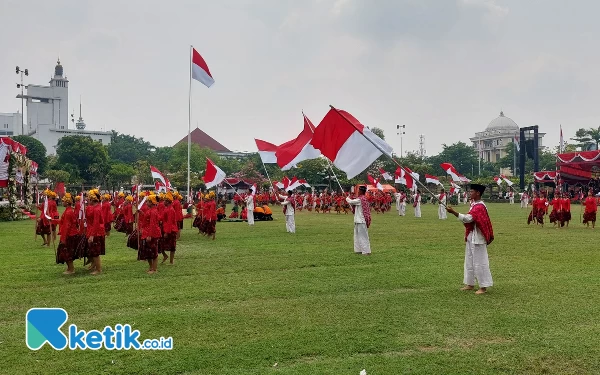 Thumbnail Tari kolosal turut memeriahkan pelaksanaan upacara hari pahlawan. (Foto: Husni Habib/Ketik.co.id)