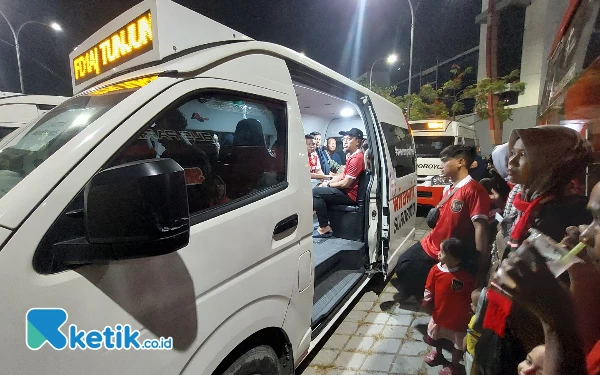 Thumbnail Berita - Penonton Piala Dunia U-17 Acungi Jempol Pemkot Surabaya, Sangat Terbantu Fasilitas Shuttle Bus