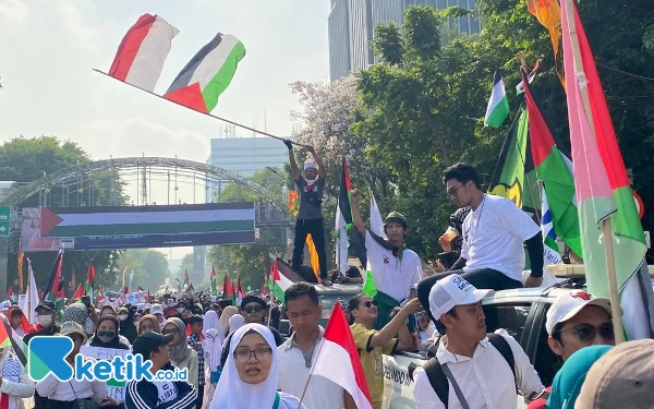 Thumbnail Masyarakat Surabaya berteriak Allahu Akbar sembari mengibarkan bendera Indonesia dan Palestina. (Foto: Shinta Miranda/Ketik.co.id)