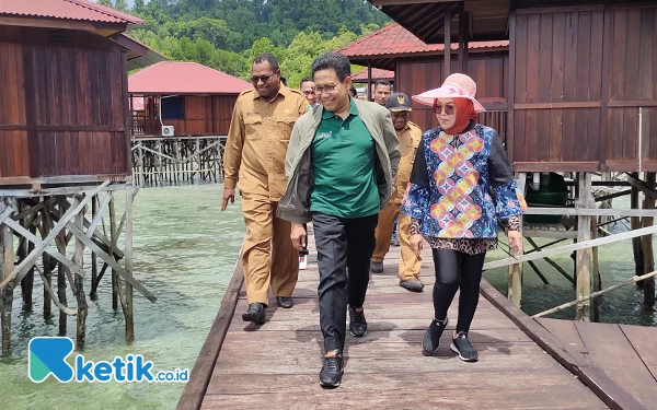 Thumbnail Usai jamuan makan siang, Menteri Desa, Pembangunan Desa Tertinggal dan Transmigrasi, Abdul Halim Iskandar dan rombongan kemudian menuju objek wisata Piainemo, Selasa (14/11). Foto: (Abhie/Ketik.co.id)