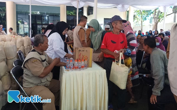 Thumbnail Berita - Operasi Pasar Murah Diskopindag Kota Malang Diserbu Warga