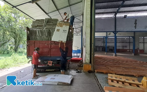 Thumbnail Logistik Pemilu Berdatangan, Ribuan Kotak dan Bilik Suara Diterima KPU Jember