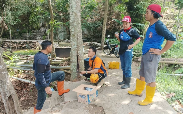 Thumbnail Berita - Padamkan Kebakaran Lereng Gunung Panderman Kota Batu, Petugas Terkendala Medan Terjal