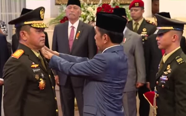 Thumbnail Jokowi saat menyematkan tanda jabatan sebagai KSAD kepada Maruli Simanjuntak. (Foto: Youtube Sekretariat Kabinet)