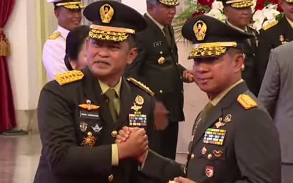 Thumbnail Maruli Simanjuntak bersalaman dengan Panglima TNI usai dilantik sebagai KSAD. (Foto: Youtube Sekretariat Kabinet)