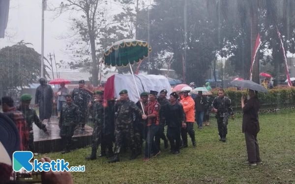 Diguyur Hujan, Ribuan Warga Iringi Pemakaman Mantan Wali Kota Batu Eddy Rumpoko