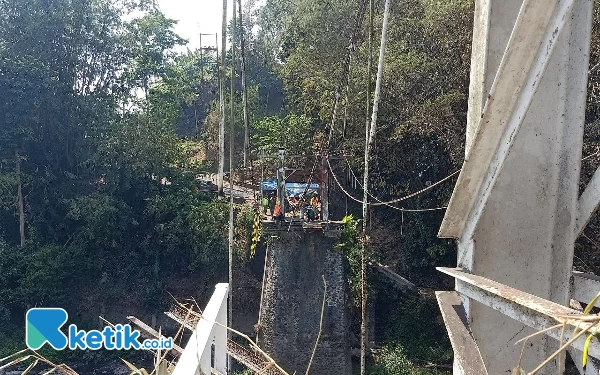 Thumbnail Berita - Jembatan Lembayung Masih  Perbaikan, Siswa Tetap Gunakan Fasilitas Antar-Jemput