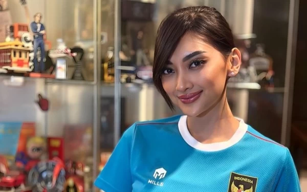 Thumbnail Berita - Adinda Cresheilla, Puteri Indonesia Pariwisata 2022 Bangga Kenakan Jersey Timnas