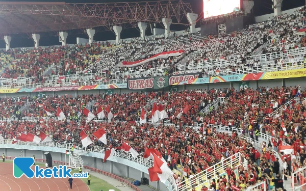 Thumbnail Suporter Indonesia hadir dan memberikan dukungan langsung ke stadion Gelora Bung Tomo di ajang Piala Dunia U-17 (10/11/2023). (Foto: Husni Habib/Ketik.co.id)