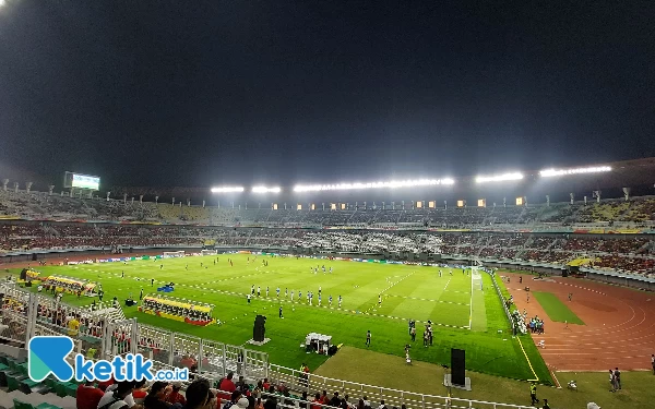 Thumbnail Suasana salah satu laga Piala Dunia U-17 2023 di GBT Surabaya. Jerman menjadi juara di ajang ini usai menaklukkan Prancis lewat adu penalti di final, Sabtu malam (2/12/2023). (Foto: Husni Habib/Ketik.co.id)