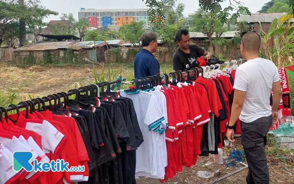 Thumbnail Para pedagang jersey dadakan di sekitar GBT Surabaya ikut menggelar lapak menyambut kemeriahan Piala Dunia U-17. (Foto: Husni Habib/Ketik.co.id)