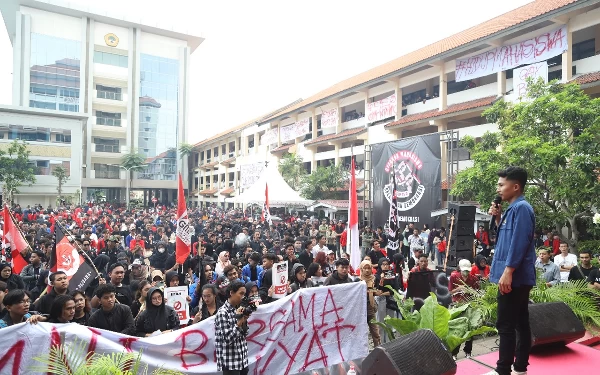 Thumbnail Ribuan Mahasiswa Tumpah Ruah di Surabaya, Teriakkan Demokrasi