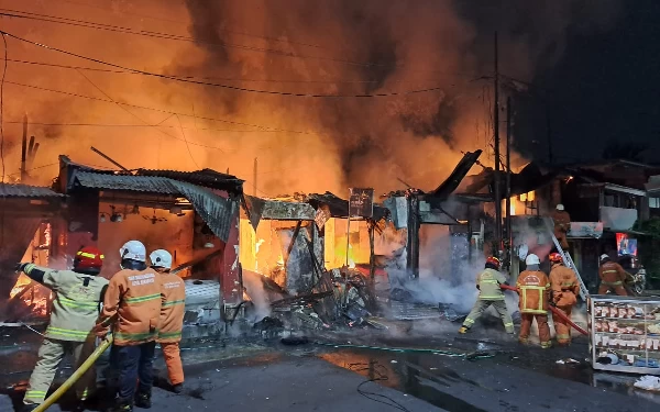 Thumbnail Berita - Si Jago Merah Mengamuk, 5 Ruko di Surabaya Hangus Terbakar