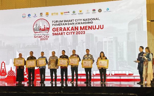 Di Bawah Kepemimpinan Eri Cahyadi, Surabaya Raih Penghargaan Smart Government dan Smart Environment