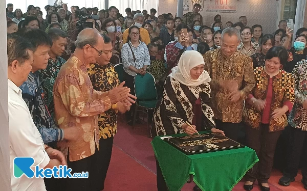 Thumbnail Berita - Resmikan Monumen Tiga Pilar Baptisan Pertama GKJW Wiyung, Gubernur Khofifah: Ini Bentuk Simbol Kerukunan Beragama