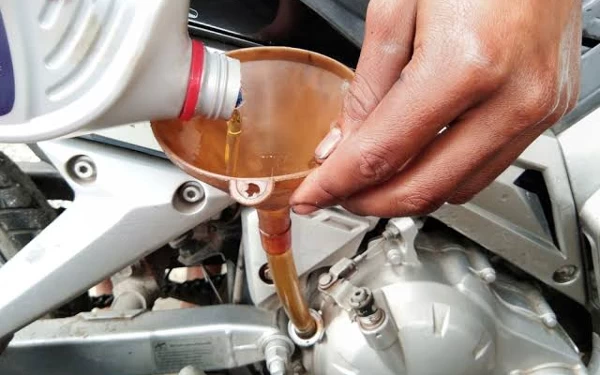 Thumbnail Berita - Ganti Oli Motor, Perhatikan Angka pada Botol Agar Tarikan Tidak Berat