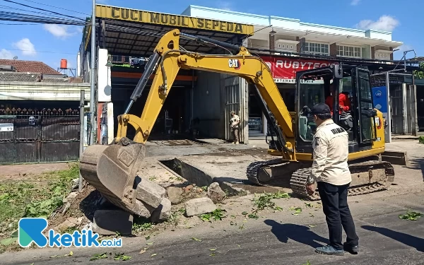 Thumbnail Berita - Pemkot Malang Gaspol Bongkar Bekas Cucian Mobil di Exit Tol Madyopuro