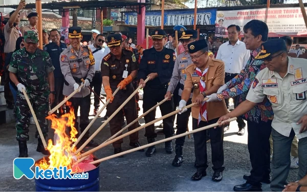 Thumbnail Berita - Polres Batu Musnahkan Setengah Kilo Sabu