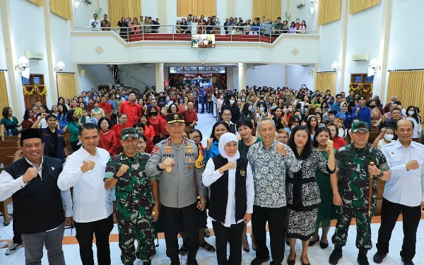 Thumbnail Berita - Khofifah dan Forkopimda Jatim Kunjungi Gereja di Surabaya, Pastikan Ibadah Natal Berjalan Aman