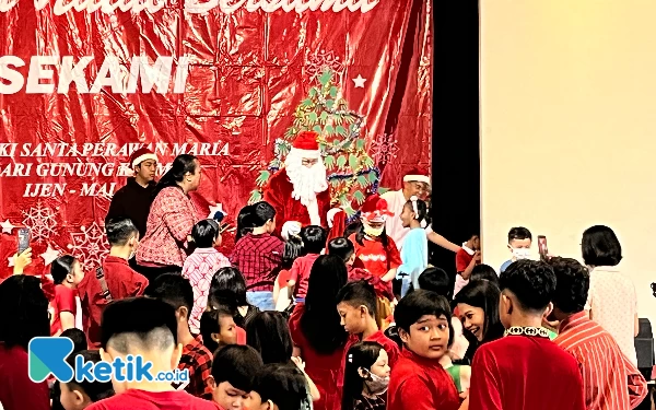 Thumbnail Berita - Lucunya Anak-Anak Berebut Hadiah dari Santa Claus dari Gereja Katedral Kota Malang