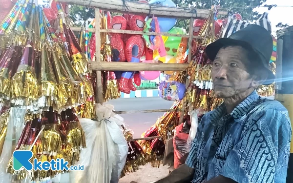 Dagangan Sepi, Penjual Terompet di Pacitan Murung-Suram