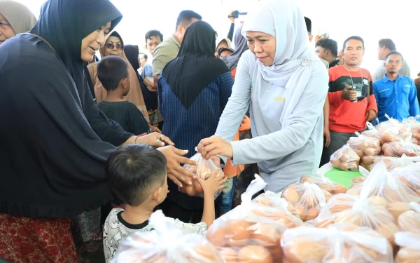 Thumbnail Berita - Gubernur Khofifah Bagikan Bansos dan Zakat Produktif kepada Warga Sumenep