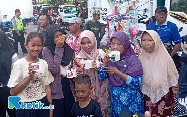 Thumbnail Ibu-ibu dan masyarat lain berkesempatan merasakan masakan Inul yang dibagikan oleh panitia (Foto:Rifat/Ketik.co.id)