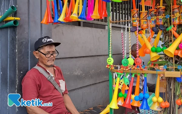 Berkah Pedagang Ikan dan Terompet di Jember Sambut Tahun Baru 2024