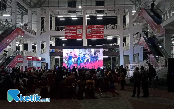 Thumbnail Berita - Malam Tahun Baru di Pasar Induk Among Tani Kota Batu, Doa Bersama hingga Pesta Kembang Api