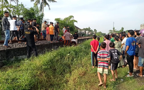 Thumbnail Berita - Diduga Mabuk Usai Rayakan Tahun Baru, Pemuda di Jember Tewas Terlindas Kereta Api