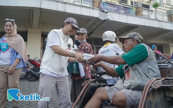 Thumbnail Berita - Perkenalkan Program Prabowo-Gibran, TKD Jatim Bagikan Dua Ribu Nasi Kotak ke Pasar Tambakrejo