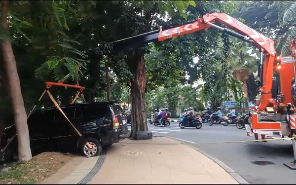 Thumbnail Berita - Ngebut, Mobil Innova Hitam Tabrak Pohon di Taman Mayangkara Surabaya