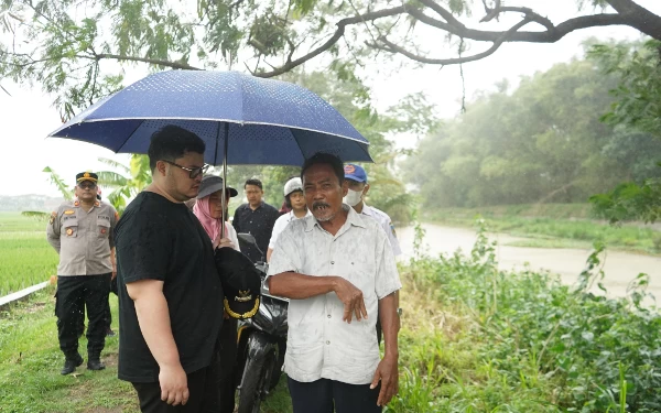 Hujan-Hujan, Bupati Kediri Tetap Datang ke Kunjang Cek Aduan Warga Terkait Pendangkalan Sungai