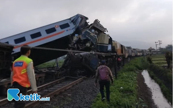 Thumbnail Berita - Kereta Api Turangga Bertabrakan dengan KA Lokal di Cicalengka Bandung