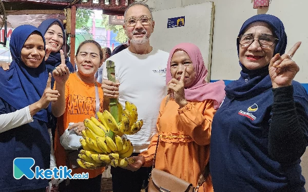 Thumbnail Berita - Idris Sandiya Terharu Dihadiahi Warga Satu Tandan Pisang