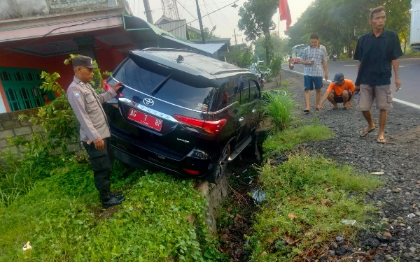 Oleng, Mobil Plat Merah di Kediri Terperosok ke Selokan