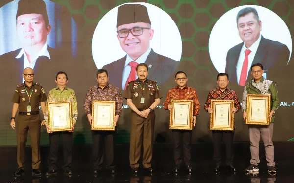 Thumbnail Jaksa Agung Serahkan Penghargaan R.Soeprapto Award 2024 kepada Tokoh-Tokoh Berprestasi