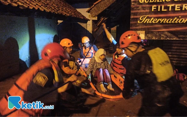 Thumbnail Berita - Tembok Penahan Air Sungai Jebol, Puluhan Warga Dayeuhkolot Terjebak Banjir di Rumahnya