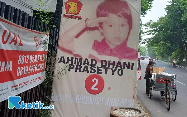 Thumbnail Berita - UNIK, Ahmad Dhani Pasang Foto Masa Kecil di Baliho Calegnya