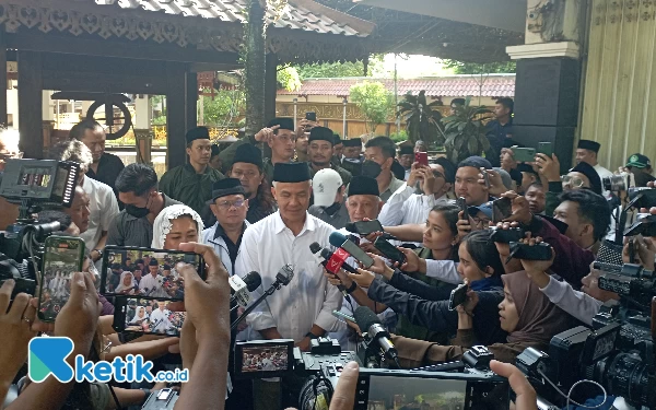 Thumbnail Setelah berziarah, Ganjar menyempatkan wawancara dengan awak media yang telah menantinya di samping kompleks makam (Foto: Rifat/Ketik.co.id)