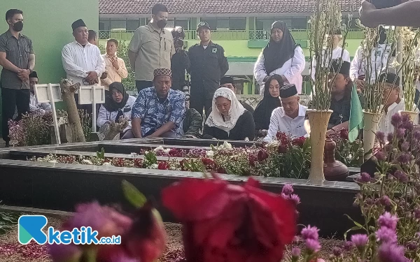 Thumbnail Selain itu, Ganjar juga berziarah ke makam KH Bisri Syansuri di Pesantren Mambaul Ma'arif, Denanyar Jombang. (Foto: Rifat/Ketik.co.id)