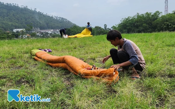 Thumbnail Berita - Kisah Viki Ardi Pratama, Pelipat Parasut yang Bercita-Cita Jadi Atlet Paralayang Kota Batu