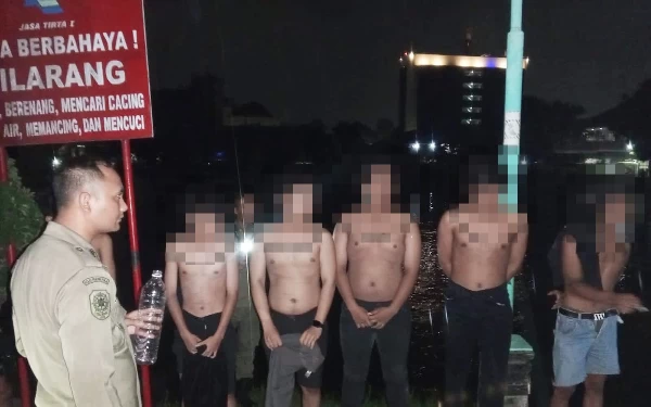 Thumbnail Terjaring Operasi Miras, Satpol PP Surabaya Pulangkan 12 Remaja ke Orang Tua