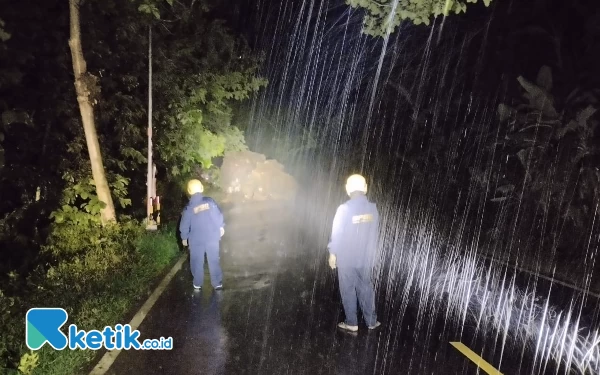 Dampak Hujan Lebat di Pacitan, Longsor Tutup Jalan Tamperan-Dadapan