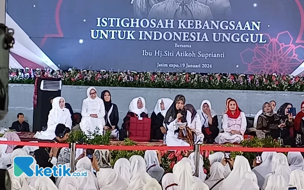 Thumbnail Bersama 15 Ribu Emak-Emak, Siti Atikoh Hadiri Istighotsah Kebangsaan untuk Indonesia Unggul