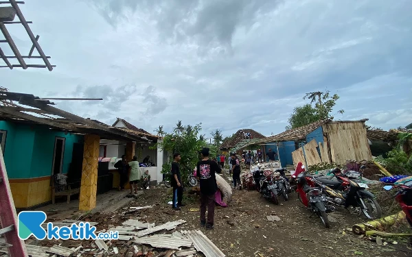 Thumbnail Berita - Puting Beliung Walidono Bondowoso Rusak Empat Sekolah, Siswa Diliburkan