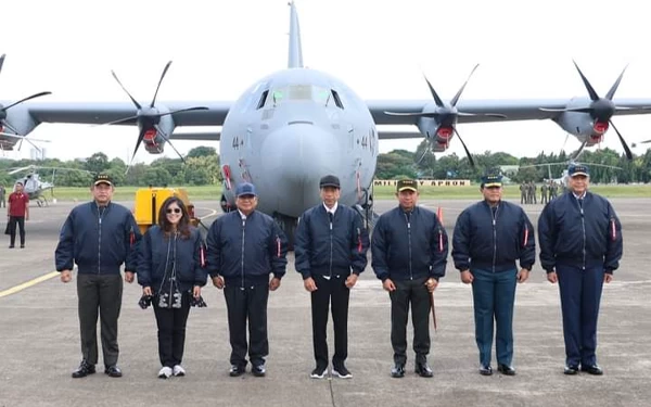 Thumbnail Perkuat Alutsista, Menhan Prabowo Serahkan Pesawat C-130J-30 Super Hercules A-1344 ke TNI AU