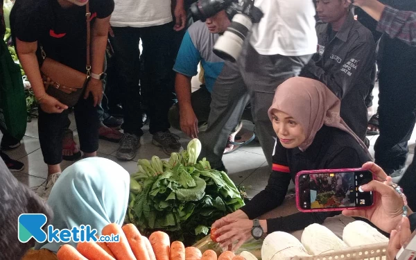 Thumbnail Berita - Istri Capres Ganjar Blusukan ke Pasar Induk Bondowoso