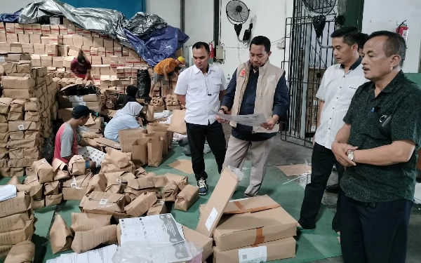 Thumbnail Berita - Jelang Coblosan, KPU Jatim Pastikan Kebutuhan Logistik Pemilu 2024 di Jatim Aman