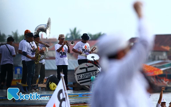 Thumbnail Dengan menggunakan perahu, pemain musik tanjidor ikut meramaikan kampanye akbar calin Presiden No Urut 1 Anis Rasyid Baswedan di Pelataran Benteng Kuto Besak Palembang, Kamis (25/1/2024). Wahyu Rahmanto/Ketik.co.id